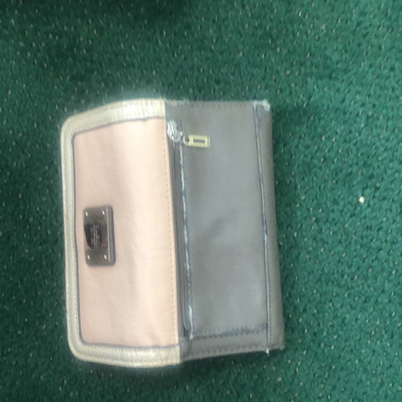 Guess bag with matching wallet bag in good condition wallet in fair condition - Picture 7 of 7
